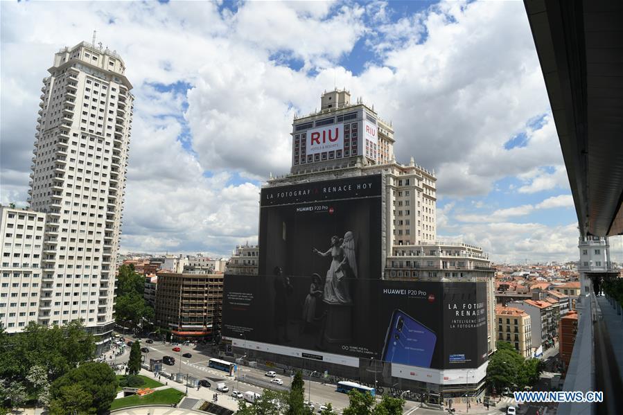 <?php echo strip_tags(addslashes(Photo taken on June 12, 2018 shows a scaffold banner advertising Huawei P20 Pro outside a building in Madrid, Spain. More and more Spanish consumers accept Chinese high-tech brands, which now can be seen in daily life across Spain. (Xinhua/Guo Qiuda))) ?>