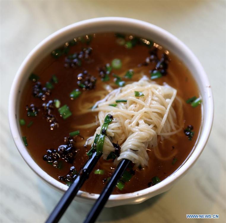 Photo taken on Nov. 23, 2018 shows a bowl of cooked Gongcheng noodle in Gengjiazhuang Village of Gaocheng District in Shijiazhuang, capital of north China\'s Hebei Province. The fine dried noodle produced in Gongcheng, formerly article of tribute to the imperial family, is famous for its thin but hollow strings that is a result of more than ten working procedures. (Xinhua/Liang Zidong)