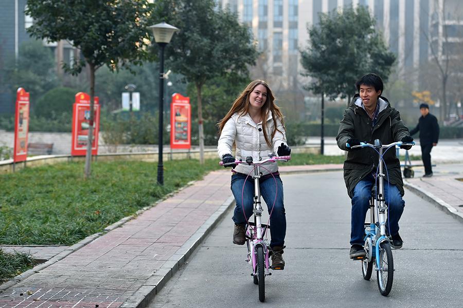 Francis and her husband ride bikes in Shijiazhuang on Nov. 24, 2018.  (Photo/Xinhua)