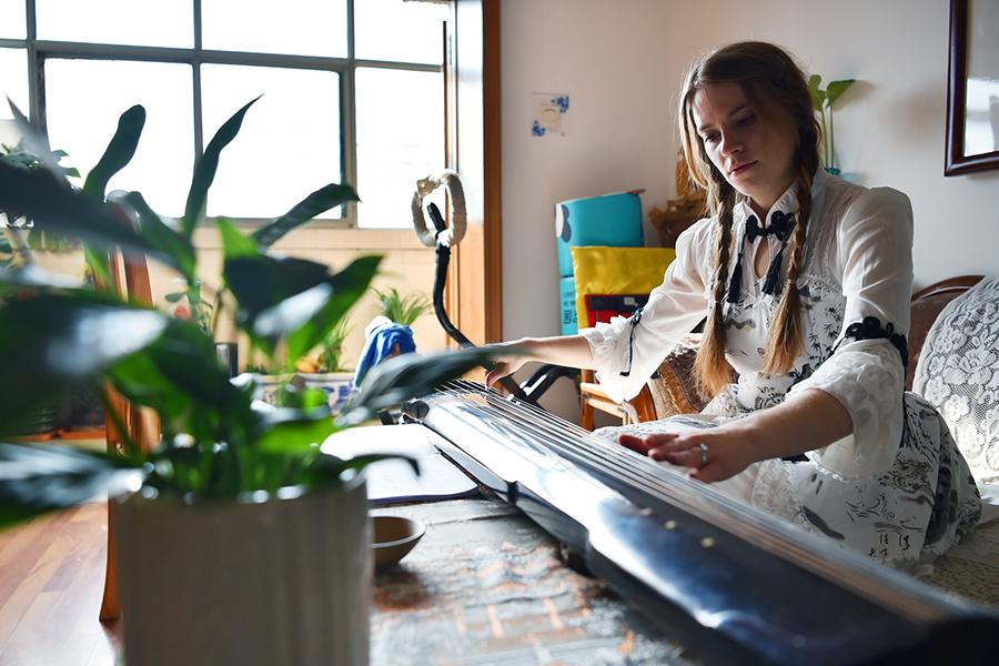 Francis plays Guqin at home.  (Photo/Xinhua)