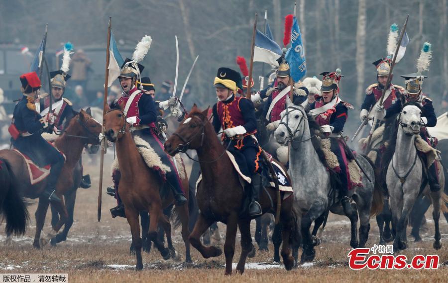 People dressed in the historic uniforms of the Imperial Russian and French armies take part in a re-enactment of the 1812 Battle of Berezina, to mark the 206th anniversary of the battle, near the village of Bryli, Belarus, November 25, 2018. (Photo/Agencies)
