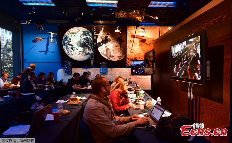 Members of the media watch off television screens the successfull landing of the InSight on Mars at NASA\'s Jet Propulsion Laboratory (JPL) in Pasadena, California on November 26, 2018. Cheers and applause erupted at NASA\'s Jet Propulsion Laboratory as a $993 million unmanned lander, called InSight, touched down on the Red Planet and managed to send back its first picture.(Photo/Agencies)