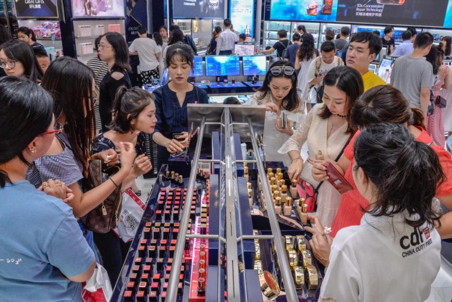 Tourists buy goods at a duty-free shop in Sanya, Hainan Province, on Oct. 4. (Photo/China News Service)
China\'s FTZs (2013-18)－five years of milestones 

?Sept. 29, 2013: China establishes its first pilot FTZ in Shanghai, a global financial hub.

?Sept. 30, 2013: China first pilots a \