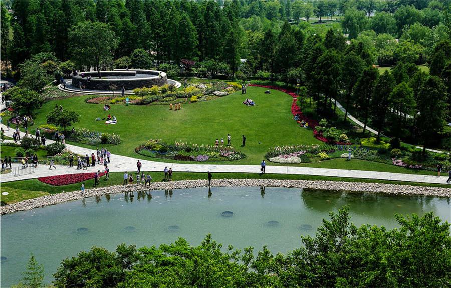 The Jinghu Lake in the quarry garden.  (Photo provided to chinadaily.com.cn)