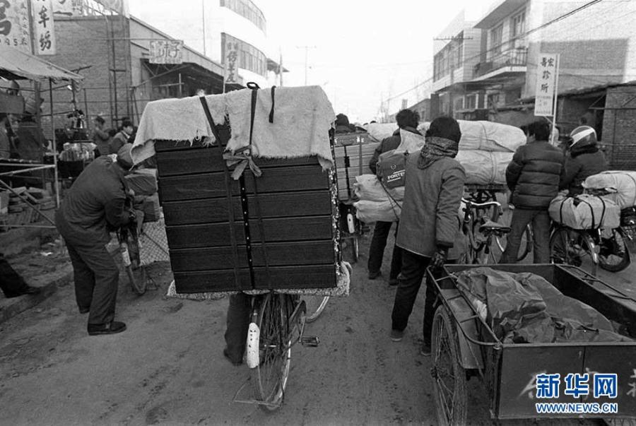 In the late 1970s, people living in Baigou start to engage in businesses on the streets focused on small commodities.  (Photo/Xinhua)