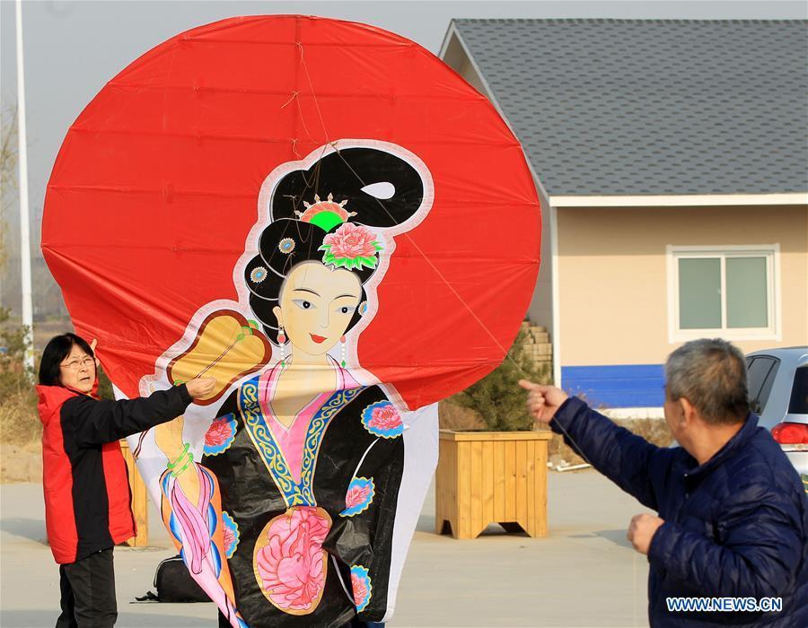 Fu Xianming and his wife fly self-made kites in Shijiazhuang, capital of north China\'s Hebei Province, Nov. 26, 2018. Fu Xianming, a 66-year-old craftsman, has devoted himself in kites making for 20 years. Fu and his wife have made more than 1,500 kites of various shapes since 1998. (Xinhua/Zhang Haiqiang)