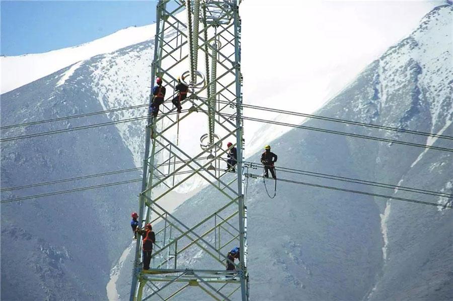 <?php echo strip_tags(addslashes(The world's highest ultra-high voltage transmission project has been put into operation in the Tibet autonomous region, November 23, 2018. The project in southwestern China's Himalayan region has required workers to string power lines reaching altitudes of just under 5,300 meters above sea-level. (Photo provided by State Grid Qinghai Electric Power Company))) ?>