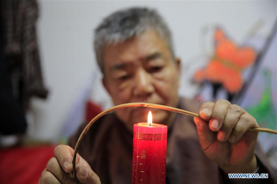 <?php echo strip_tags(addslashes(Fu Xianming makes framework of kite in Shijiazhuang, capital of north China's Hebei Province, Nov. 21, 2018. Fu Xianming, a 66-year-old craftsman, has devoted himself in kites making for 20 years. Fu and his wife have made more than 1,500 kites of various shapes since 1998. (Xinhua/Zhang Haiqiang))) ?>