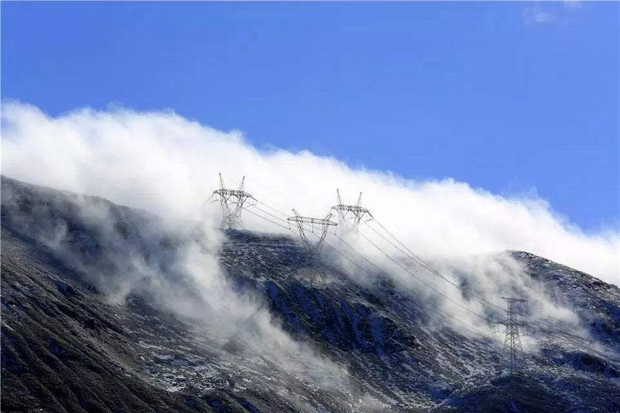 <?php echo strip_tags(addslashes(The world's highest ultra-high voltage transmission project has been put into operation in the Tibet autonomous region, November 23, 2018. The project in southwestern China's Himalayan region has required workers to string power lines reaching altitudes of just under 5,300 meters above sea-level. (Photo provided by State Grid Qinghai Electric Power Company))) ?>