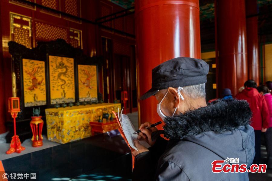 Shouhuang Palace in Jingshan Park, the second largest architectural complex on the central axis of Beijing, opened to the public in November, 2018 after four-year renovation. The latest renovation of the architecture began in 2014, which helped to restore the complex to its original look. Shouhuang Palace was first built in 1749 in the Qing Dynasty during the reign of Emperor Qianlong (1711-1799). Its total area of over 21,000 square meters is only surpassed by the Forbidden Palace, and it was the last architectural complex on the city\'s central axis to open to the public. Jingshan Park was one of the 14 heritage spots the city decided to include in the application for the central axis to become a World Cultural Heritage Site, and its renovation became a major project during this process. At present, the central axis has been included on the tentative list of the World Cultural Heritage Sites.(Photo/VCG)
