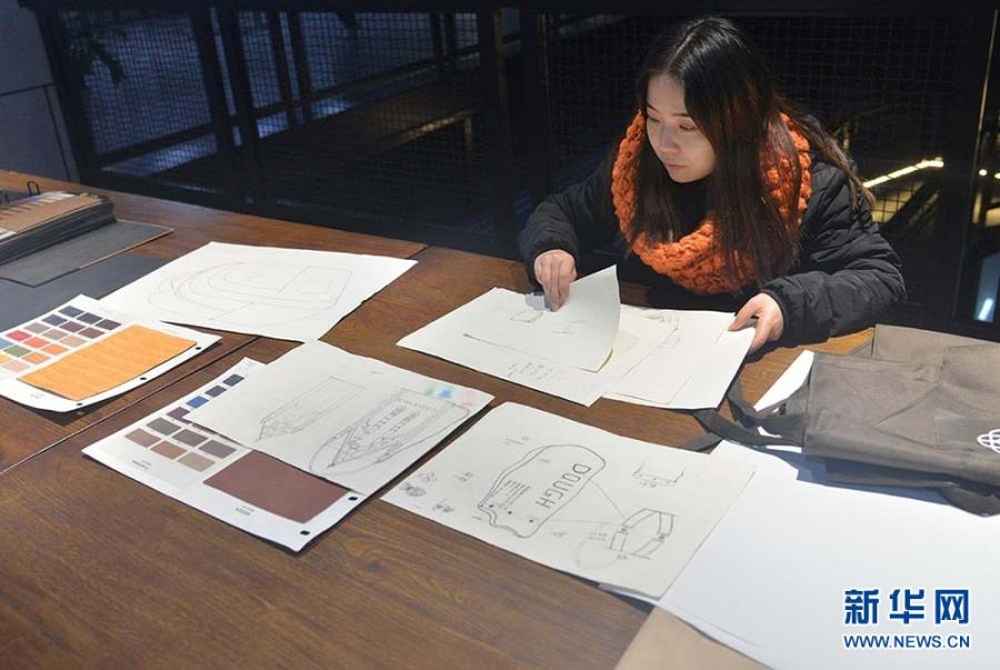 The platform collaborates with some arts colleges to set up an alliance of designers, aiming to build a base to train high-end talent.  (Photo/Xinhua)