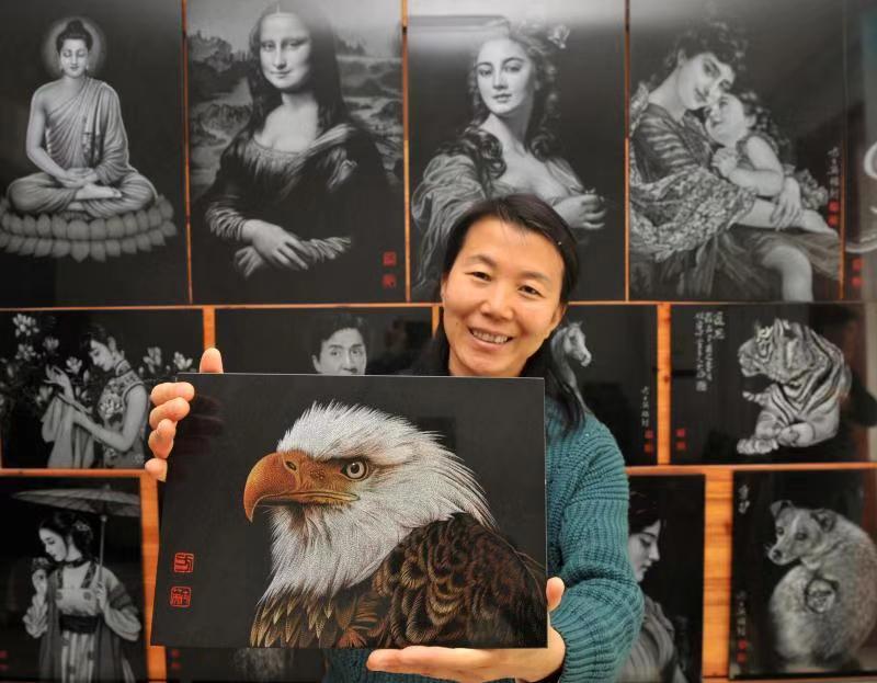 Fang Shiying shows off her slate \