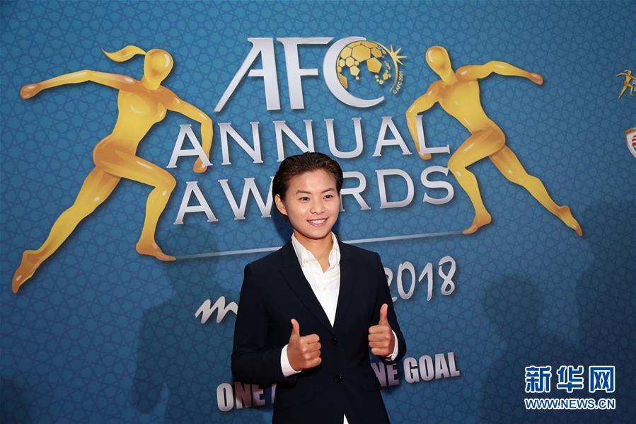 Wang Shuang poses in front of the poster of the AFC Annual Awards 2018. (Photo/Xinhua)

Chinese midfielder Wang Shuang received the Women\'s Player of the Year award at the AFC (Asia Football Confederation) Annual Awards 2018 in Muscat, Oman, on Nov. 28.

Wang Shuang, who plays for Paris Saint-Germain in the Division 1 Féminine, claimed the award for the first time, following an impressive year at both club and international level.

\