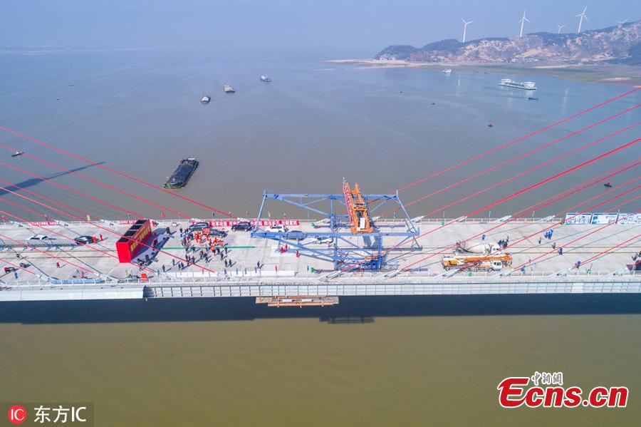 Photo taken on Nov. 28, 2018 shows the construction site of the Poyang Lake No. 2 Bridge in east China\'s Jiangxi Province. The closure of the main project of the Poyang Lake No. 2 Bridge, which links Duchang County and Lushan City in Jiangxi, was completed on Wednesday.（Photo/IC）