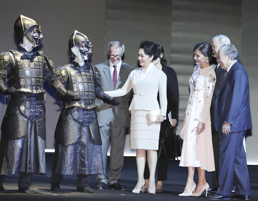 Chinese President Xi Jinping\'s wife, Peng Liyuan (3rd R, front), talks with performers of opera \