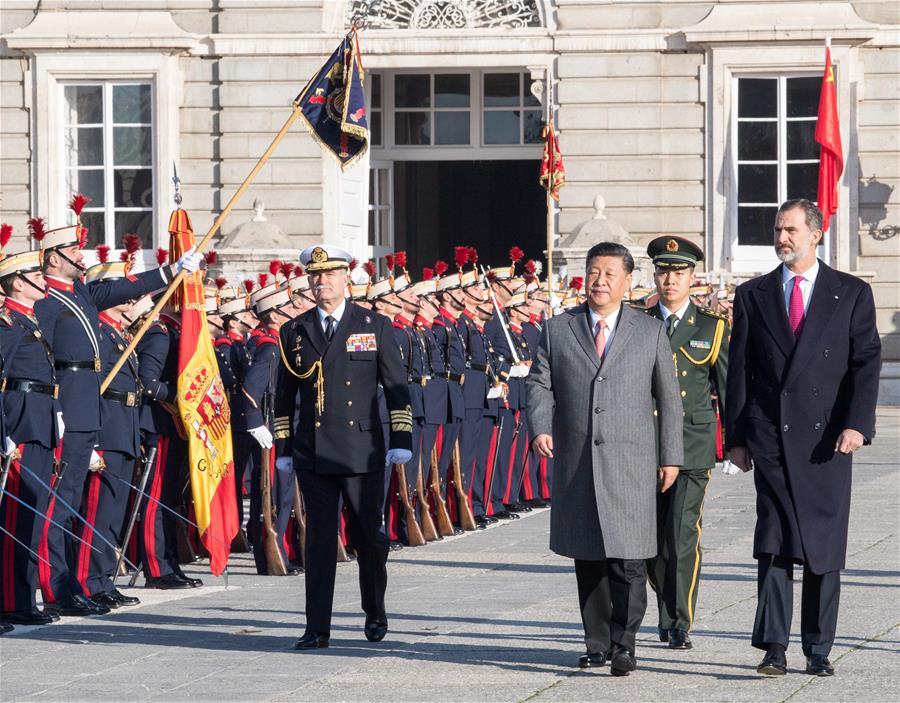 <?php echo strip_tags(addslashes(Chinese President Xi Jinping, accompanied by Spain's King Felipe VI, inspects the honour guard at Plaza de la Armeria in Madrid, Spain, Nov. 28, 2018. Xi was welcomed by King Felipe VI with a grand ceremony. (Xinhua/Li Xueren))) ?>