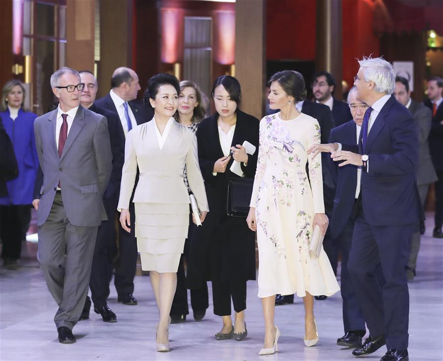 Chinese President Xi Jinping\'s wife, Peng Liyuan (2nd L, front), visits the Teatro Real (Royal Theater), accompanied by Queen Letizia of Spain, in Madrid, Spain, Nov. 28, 2018. (Xinhua/Ding Lin)