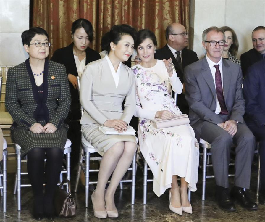 Chinese President Xi Jinping\'s wife, Peng Liyuan (2nd L, front), visits the Teatro Real (Royal Theater), accompanied by Queen Letizia of Spain, in Madrid, Spain, Nov. 28, 2018. (Xinhua/Ding Lin)