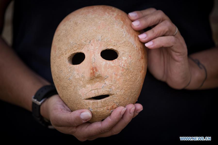 <?php echo strip_tags(addslashes(Ronit Lupu, an archeologist from the Israel Antiquities Authority (IAA), holds a stone mask at the Rockefeller Museum in Jerusalem, on Nov. 28, 2018. A rare pre-historic stone mask, dating back to the Pre-Pottery Neolithic B (PPNB) period 9,000 years ago, was discovered in the southern West Bank, the Israel Antiquities Authority said Wednesday. (Xinhua/JINI))) ?>