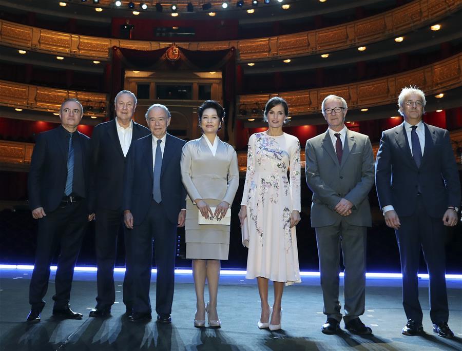 Chinese President Xi Jinping\'s wife, Peng Liyuan (C), visits the Teatro Real (Royal Theater), accompanied by Queen Letizia of Spain, in Madrid, Spain, Nov. 28, 2018. (Xinhua/Ding Lin)