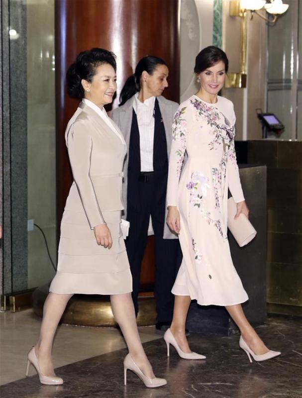 Chinese President Xi Jinping\'s wife, Peng Liyuan (L), visits the Teatro Real (Royal Theater), accompanied by Queen Letizia of Spain, in Madrid, Spain, Nov. 28, 2018. (Xinhua/Ding Lin)