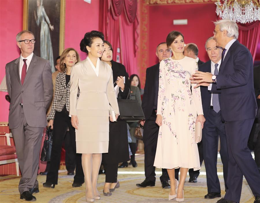 Chinese President Xi Jinping\'s wife, Peng Liyuan (2nd L, front), visits the Teatro Real (Royal Theater), accompanied by Queen Letizia of Spain, in Madrid, Spain, Nov. 28, 2018. (Xinhua/Ding Lin)