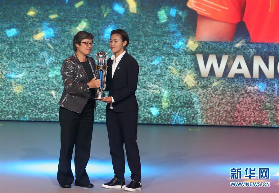 Wang Shuang from China wins the coveted AFC Women\'s Player of the Year at the AFC Annual Awards 2018 in Muscat, Oman, on Nov. 28, 2018. (Photo/Xinhua)

\