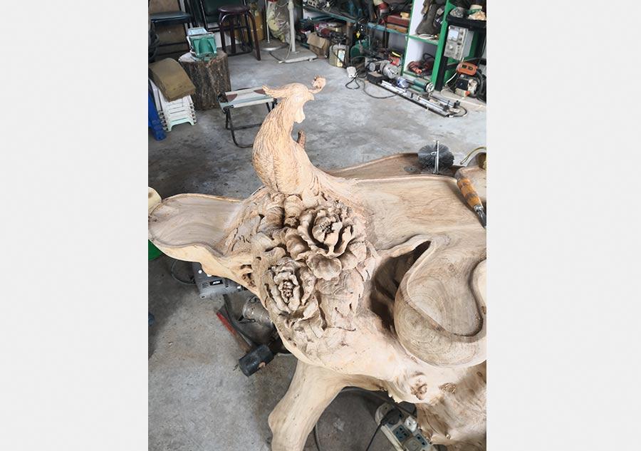 A tree root carving by Li Chen.  (Photo provided to chinadaily.com.cn)