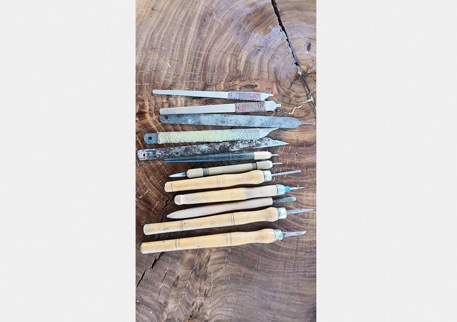 Some of the knives Li himself made for carving. (Photo provided to chinadaily.com.cn)