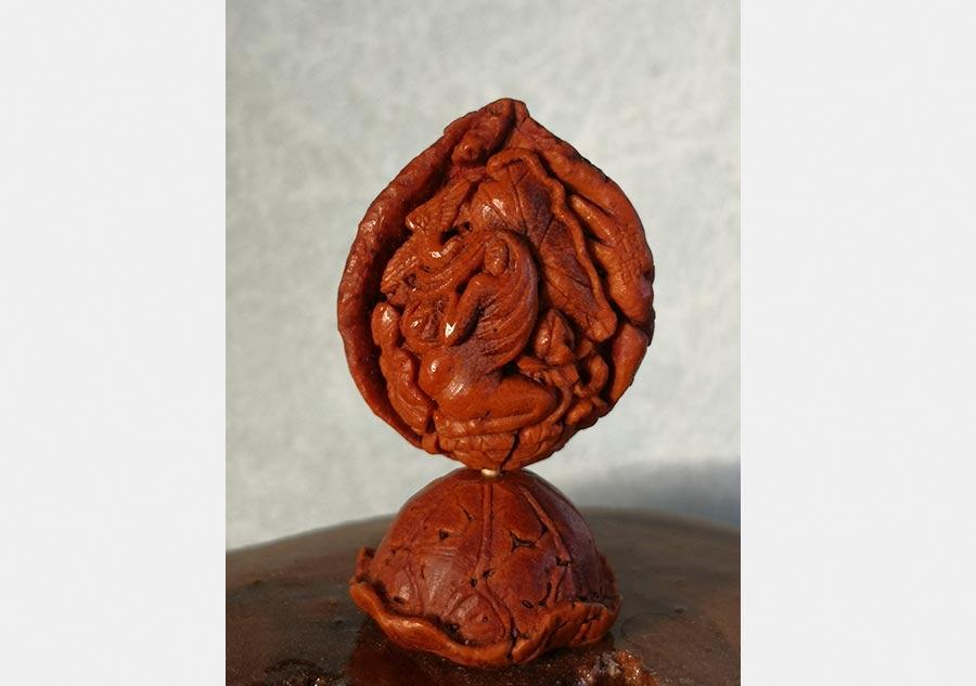 A peach pit carvings by Li Chen. (Photo provided to chinadaily.com.cn)