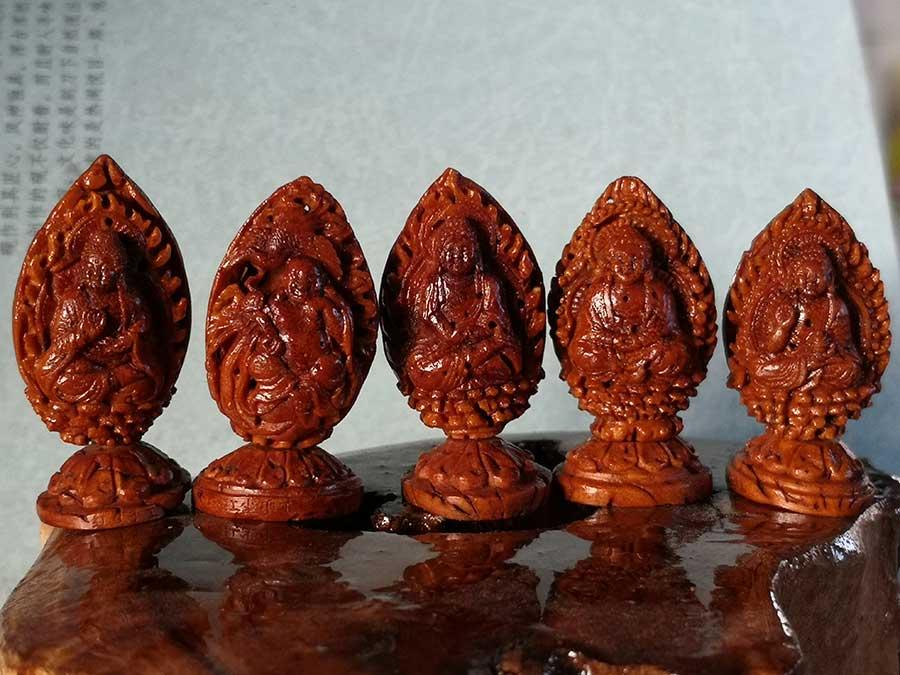 Peach pit carvings by Li Chen, a 53-year-old artist in Anshan village of Tumen city, Northeast China\'s Jilin Province. (Photo provided to chinadaily.com.cn)

In the past 30 years, Li Chen from a village in Northeast China\'s Jilin province has spent most of his time carving peach pits.

The man, 53, has been living in Anshan village of Tumen city and showed great interest in painting in his childhood.

However, he became a carpenter at 18 to earn bread for his family, seeking job opportunities in the Ningxia Hui autonomous region and Inner Mongolia autonomous region.