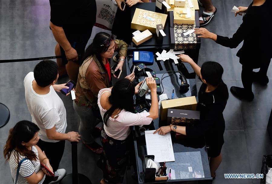 Tourists visit an international duty free mall in Sanya, south China\'s Hainan Province, Dec. 1, 2018. Effective on Saturday, China\'s Hainan Province raised its annual tax-free shopping quota to 30,000 yuan (about 4,300 U.S. dollars) per year from the current 16,000 yuan for travelers, without limit on the number of purchases, according to a joint statement from the Ministry of Finance (MOF) and China\'s customs and taxation authorities. (Xinhua/Yang Gaunyu)
