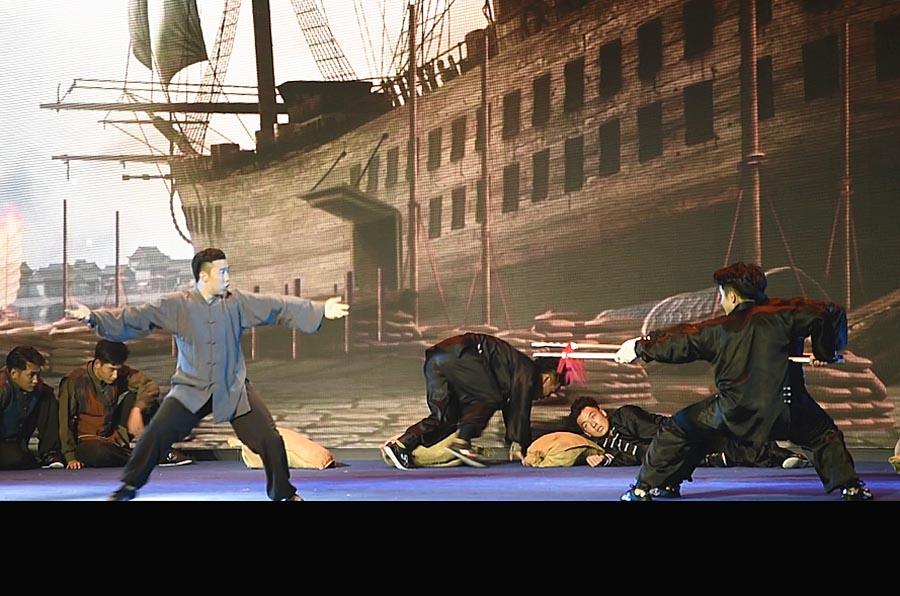 Chinese actors perform martial arts in Mauritius on Nov. 30, 2018. (Photo/Chinaculture.org)