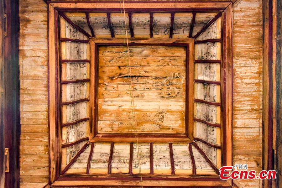 <?php echo strip_tags(addslashes(Ancient paintings in an ancestral hall in Sanxi village, Heyuan town, Suichuan county, Ji'an city, Jiangxi province, on Dec 1, 2018.(Photo: China News Service/ Xiao Yuanpan))) ?>