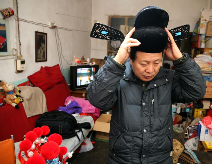 Han Xiaoli can make more than 100 kinds of headwear for qinqiang opera. (Photo by Huo Yan/chinadaily.com.cn)