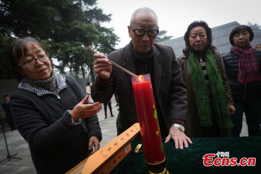 Survivor of the Nanjing Massacre Yu Changxiang (L2), 92, burns incense during a commemoration activity for the victims in Nanjing Massacre by Japanese invaders in Nanjing, capital of east China\'s Jiangsu Province, Dec. 3, 2018. (Photo: China News Service/Yang Bo)