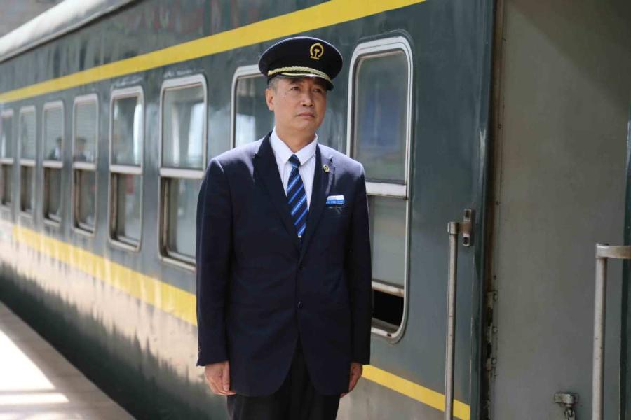 <?php echo strip_tags(addslashes(Sun Mingjin waits for passengers on a green train that connects the cities of Jilin and Tumen in Northeast China's Jilin Province. (Photo by Qu Xiaoxi for chinadaily.com.cn))) ?>