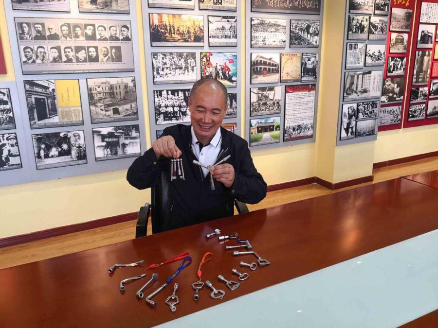 <?php echo strip_tags(addslashes(Sun Mingjin presents his collection of train keys.  (Photo by Qu Xiaoxi for chinadaily.com.cn))) ?>