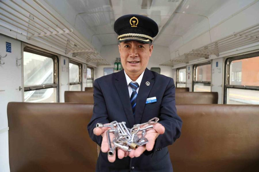 <?php echo strip_tags(addslashes(Sun Mingjin presents his collection of train keys. (Photo by Qu Xiaoxi for chinadaily.com.cn))) ?>