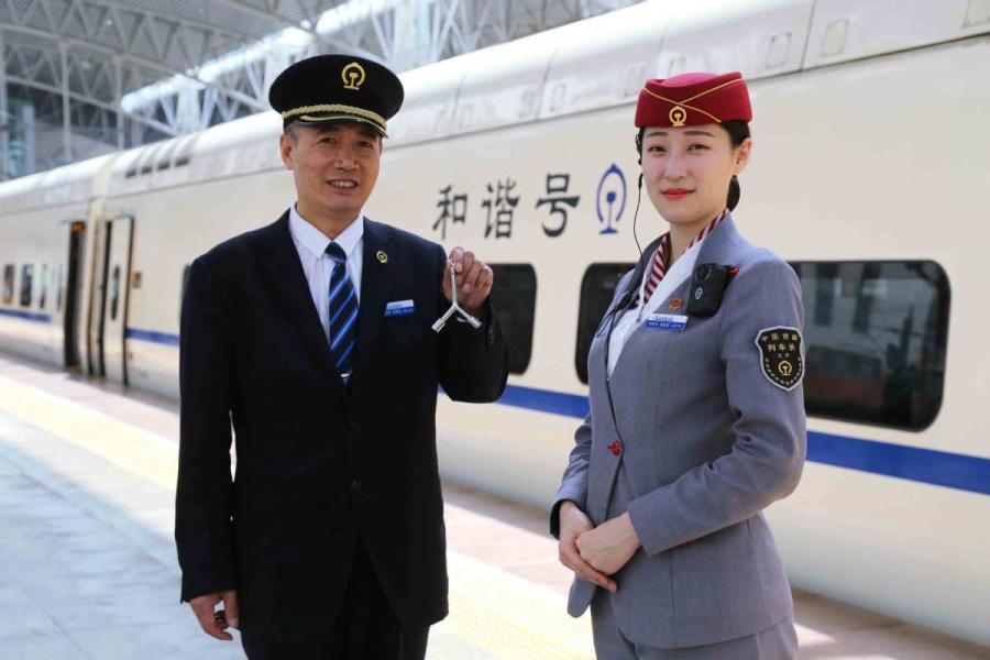 Sun Mingjin has applied for a high-speed train key, even though he didn\'t get a chance to work on these trains. (Photo by Qu Xiaoxi for chinadaily.com.cn)

Over the past 38 years as a train attendant at China Railway Shenyang Group, Sun Mingjin has collected 16 different types of keys to train carriage doors, which he has kept as souvenirs of a rapidly changing era.

The 53-year-old has witnessed China\'s railway development from steam locomotives to diesel and electric models and now bullet trains.

\