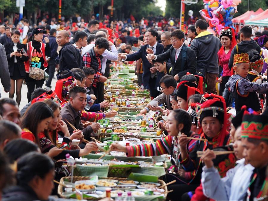 Hani people in Southwest China\'s Yunnan Province attend a long-table banquet to celebrate their week-long new year festival on Nov. 30, 2018.  (Photo by Li Min/For chinadaily.com.cn)

The Hani ethnic group in Southwest China\'s Yunnan Province celebrated their New Year Festival.

To celebrate the festival, one of the group\'s most important festivals, people from the province\'s Honghe county arranged a long-table banquet, which extended for about 3 kilometers and included over 4,000 tables.

The Hani people celebrate their new year in October of the lunar calendar, as their new year begins in that month. During the week-long festival, pigs are slaughtered and special glutinous rice balls are prepared. Relatives and friends visit each other, matchmakers are busy bringing couples together, and married women visit their parents.

This year\'s festival began on Nov. 30.