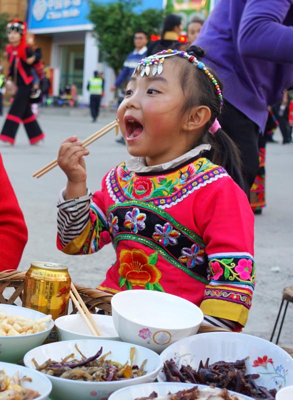 Hani people in Southwest China\'s Yunnan Province attend a long-table banquet to celebrate their week-long new year festival on Nov. 30, 2018.  (Photo by Li Min/For chinadaily.com.cn)