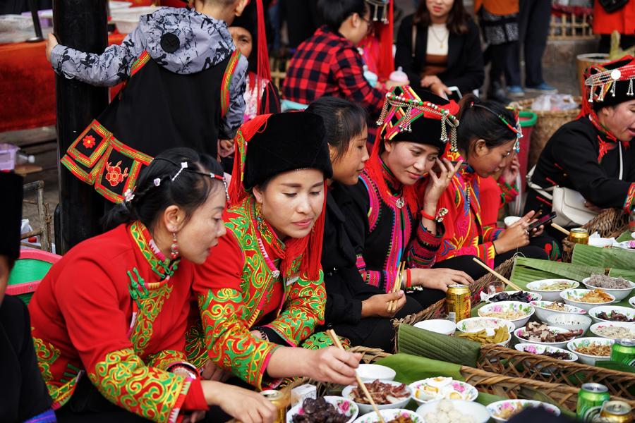 <?php echo strip_tags(addslashes(Hani people in Southwest China's Yunnan Province attend a long-table banquet to celebrate their week-long new year festival on Nov 30, 2018.  (Photo by Li Min/For chinadaily.com.cn))) ?>