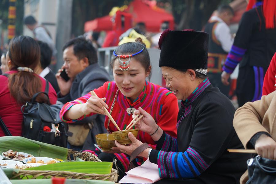<?php echo strip_tags(addslashes(Hani people in Southwest China's Yunnan Province attend a long-table banquet to celebrate their week-long new year festival on Nov 30, 2018. (Photo by Li Min/For chinadaily.com.cn))) ?>