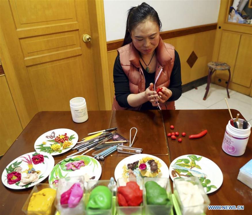 Folk artist Du Lihua makes dough sculpture in Nanzhang Village of Jingxing County, north China\'s Hebei Province, Dec. 5, 2018. Du Lihua, 41, is a folk artist of dough sculpture of Nanzhang Village, which is listed as provincial-level intangible cultural heritage. Du has made dough sculptures for over 10 years and created various dough figurines. (Xinhua/Zhang Xiuke)