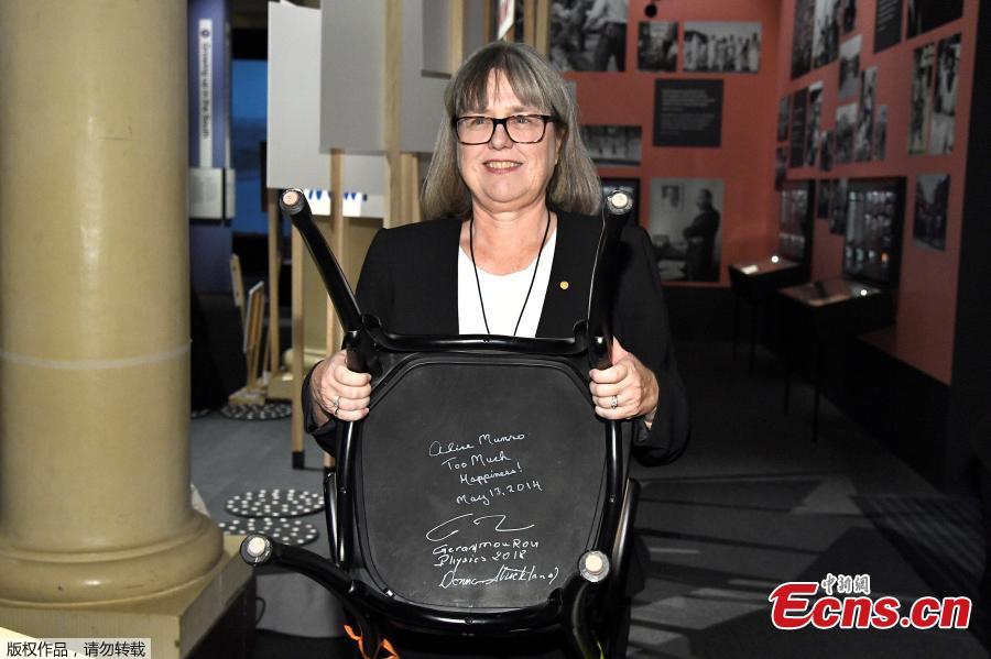 The Nobel Prize laureate in physics Donna Strickland holds a chair she has signed at the Nobel Museum in Stockholm, Sweden on December 6, 2018.(Photo/Agencies)