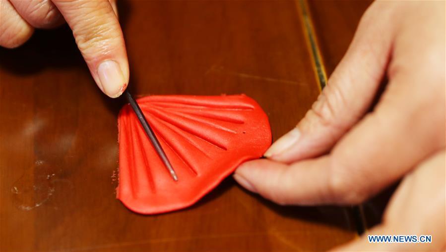 Folk artist Du Lihua makes dough sculpture in Nanzhang Village of Jingxing County, north China\'s Hebei Province, Dec. 5, 2018. Du Lihua, 41, is a folk artist of dough sculpture of Nanzhang Village, which is listed as provincial-level intangible cultural heritage. Du has made dough sculptures for over 10 years and created various dough figurines. (Xinhua/Zhang Xiuke)