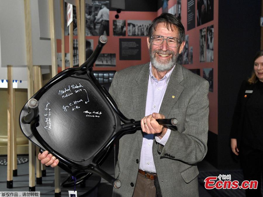 <?php echo strip_tags(addslashes(The Nobel Prize laureate in chemistry George P. Smith holds a chair he has signed at the Nobel Museum in Stockholm, Sweden on December 6, 2018. (Photo/Agencies))) ?>