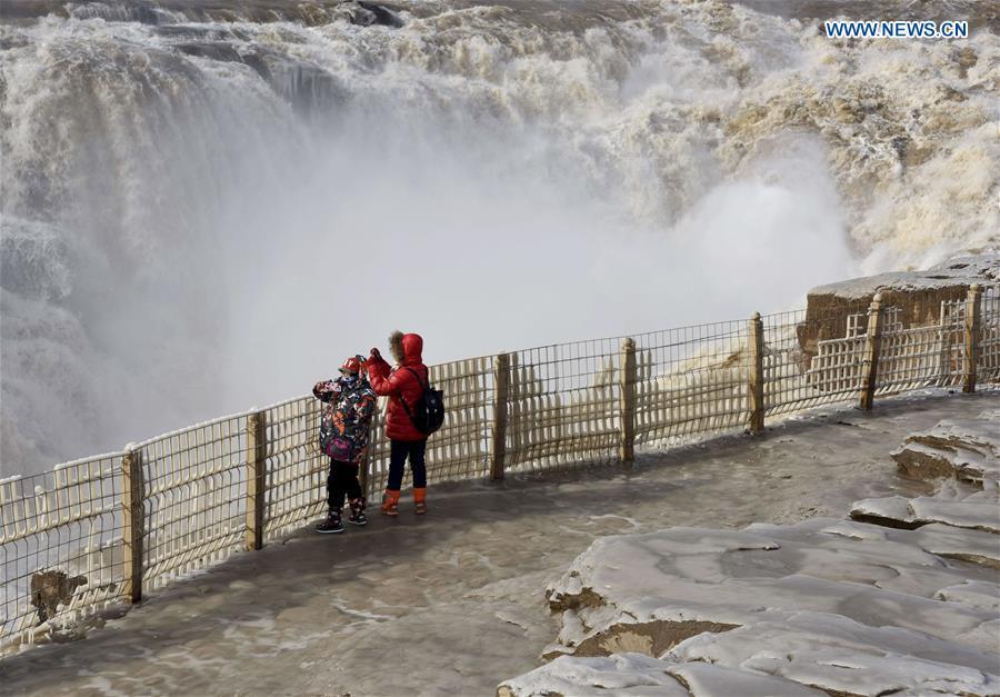 <?php echo strip_tags(addslashes(Visitors take photos of icicles at the Hukou Waterfall scenic spot of the Yellow River at the border area between north China's Shanxi Province and northwest China's Shaanxi Province on Dec. 7, 2018. (Xinhua/Lyu Guiming))) ?>
