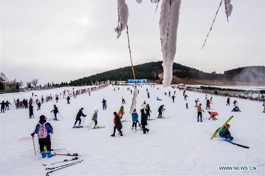 <?php echo strip_tags(addslashes(People ski at Tuoshan skiing park in Qingzhou City, east China's Shandong Province, Dec. 9, 2018. (Xinhua/Wang Jilin))) ?>